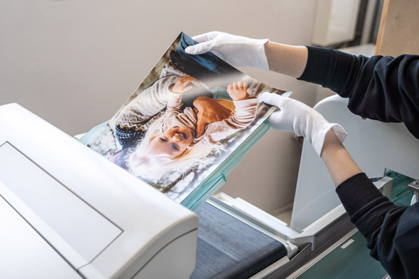 Der Druck auf Leinwand wird geschnitten