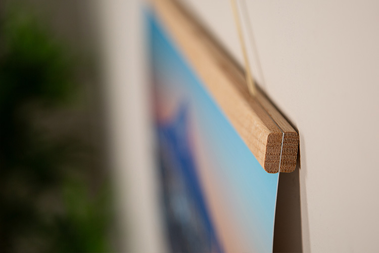 Der Druck auf Leinwand wird geschnitten