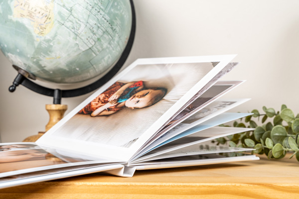 Der Druck auf Leinwand wird geschnitten