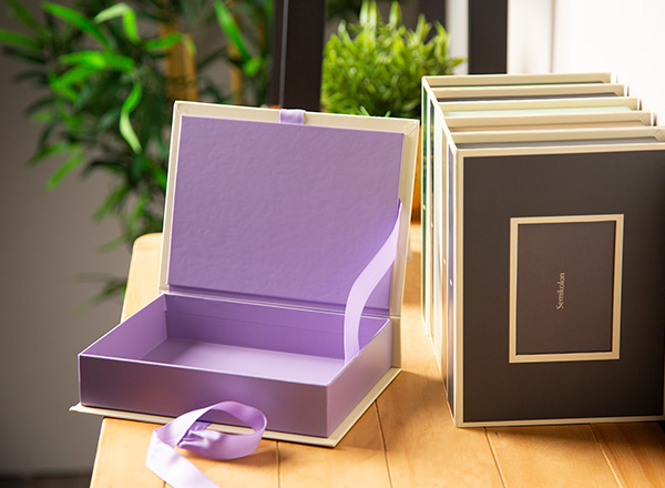 Der Druck auf Leinwand wird geschnitten