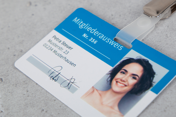 Der Druck auf Leinwand wird geschnitten